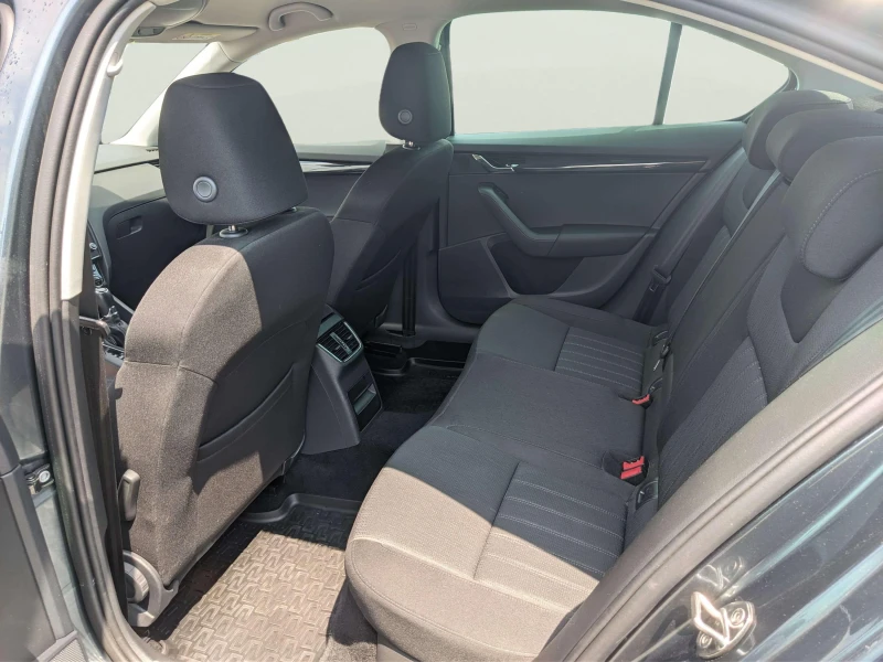 Skoda Octavia 1.6, снимка 8 - Автомобили и джипове - 53264212