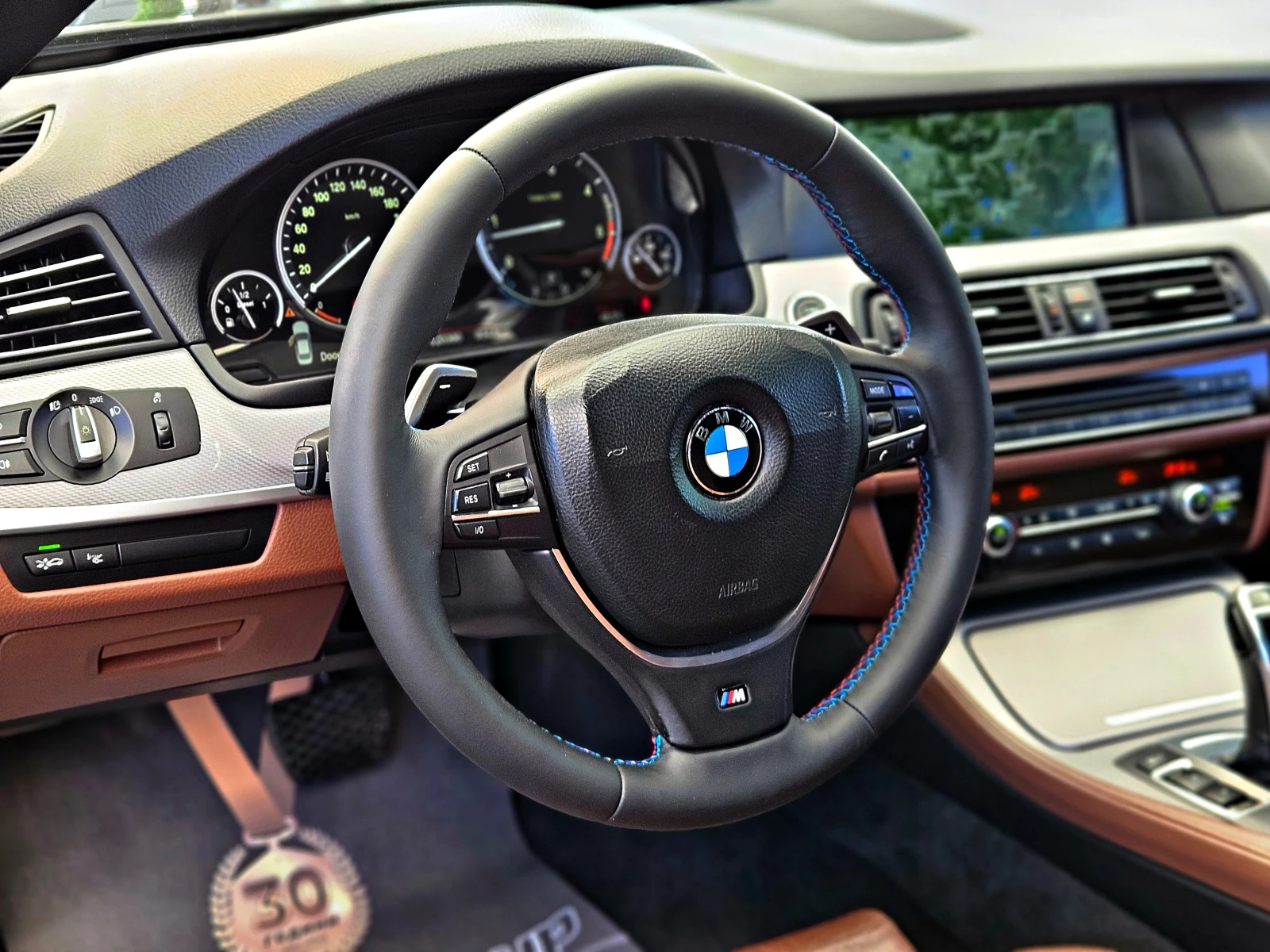 BMW 530 M/XD/ОБСЛУЖЕН/SHADOW LINE/DISTR/HEAD UP/ПОДГРЕВ, снимка 10 - Автомобили и джипове - 53767156