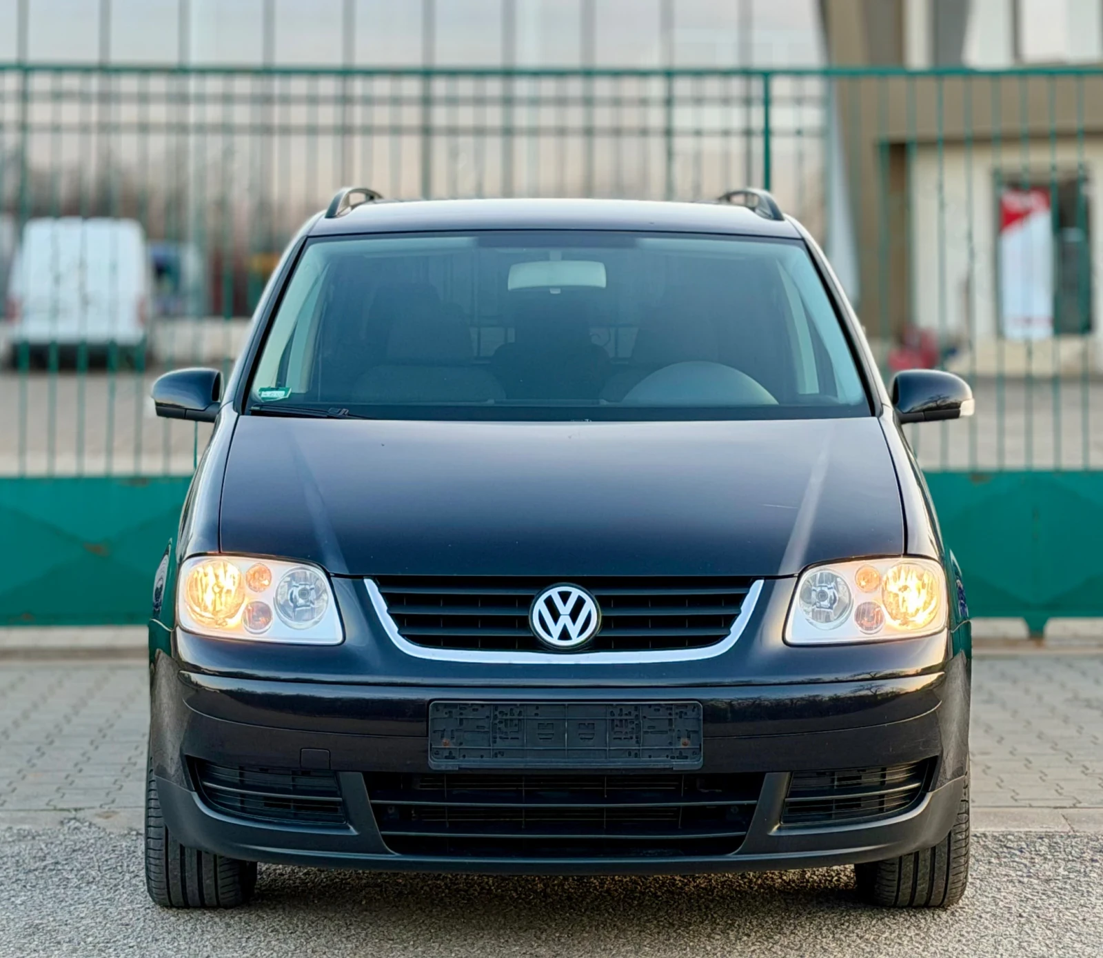 VW Touran 1.9TDi~105hp~6скорости~НАВИГАЦИЯ, снимка 2 - Автомобили и джипове - 53832614