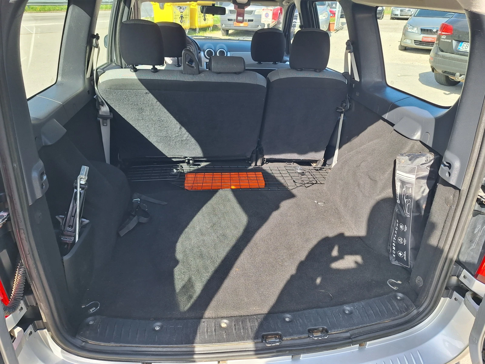 Dacia Logan 1.6i, снимка 13 - Автомобили и джипове - 54224613