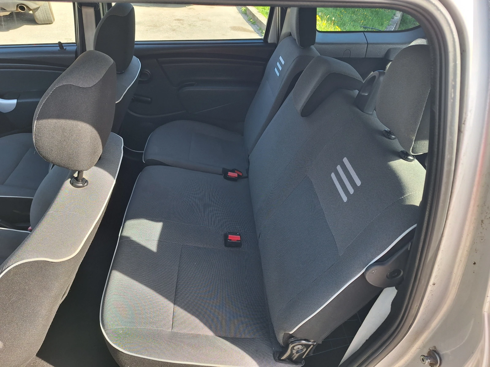 Dacia Logan 1.6i, снимка 12 - Автомобили и джипове - 54224613