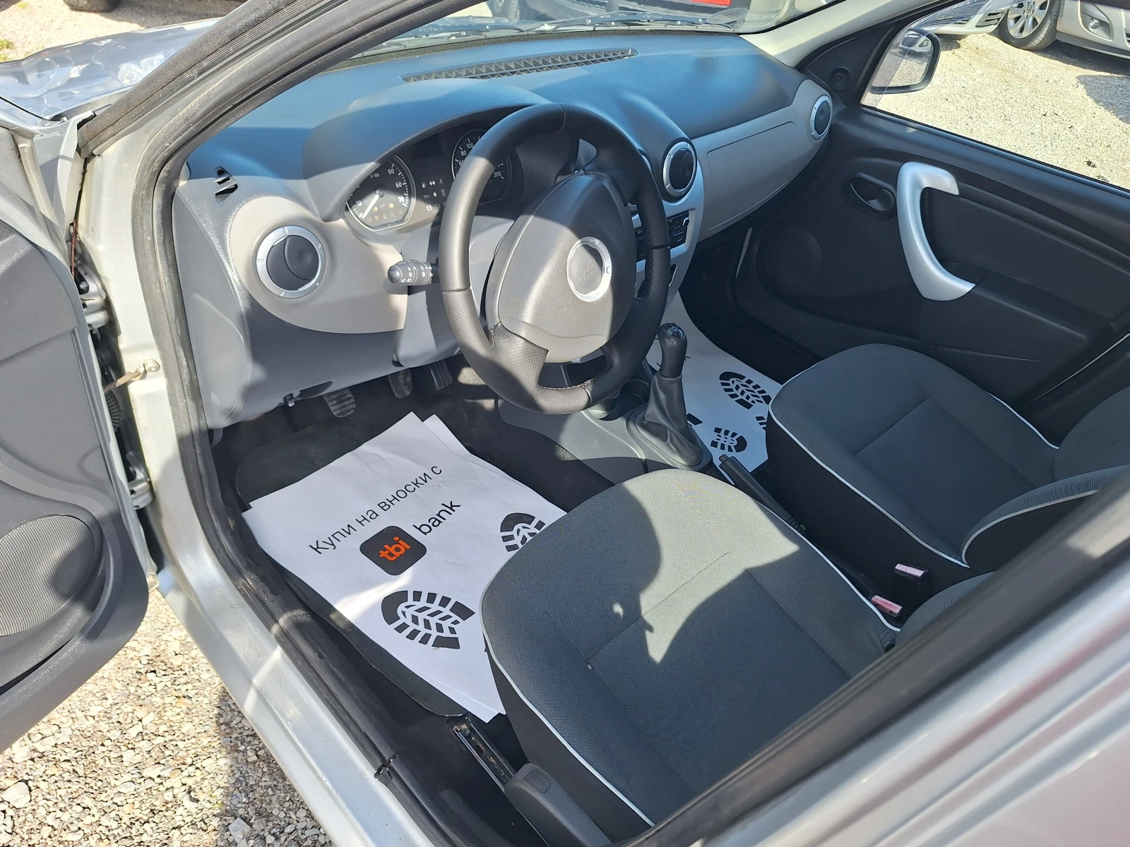 Dacia Logan 1.6i, снимка 15 - Автомобили и джипове - 54224613