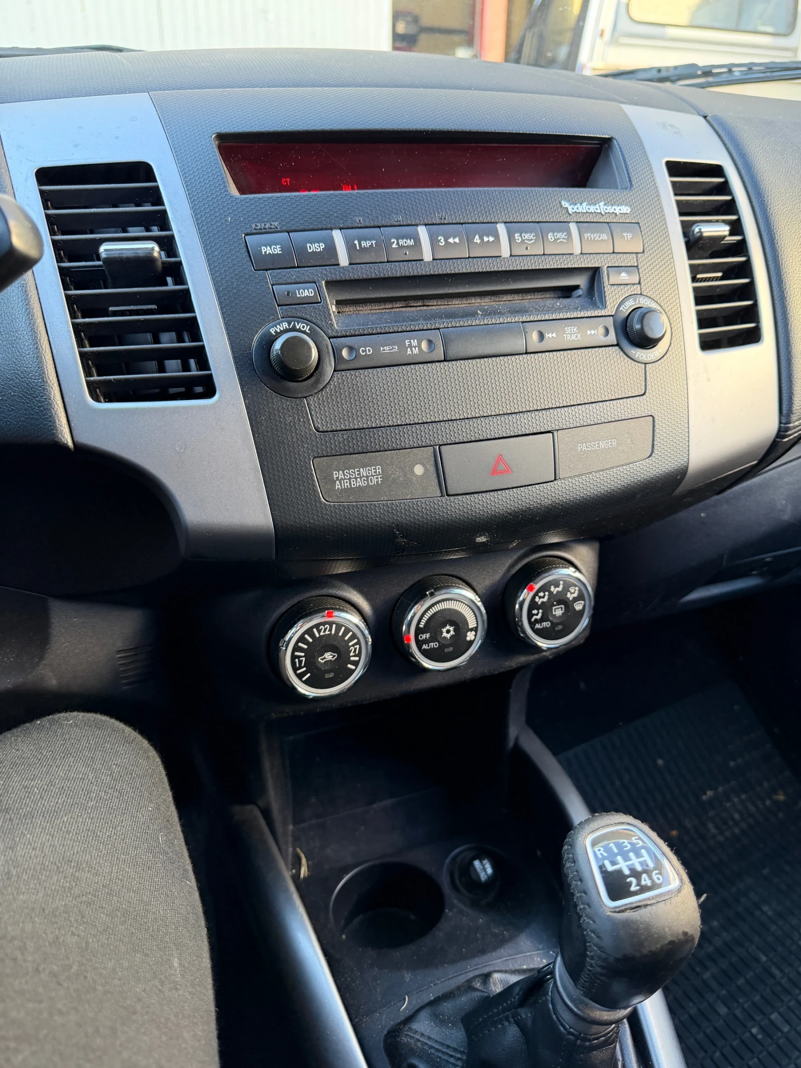 Mitsubishi Outlander 2.2D-ID / 4X4, снимка 8 - Автомобили и джипове - 56632728