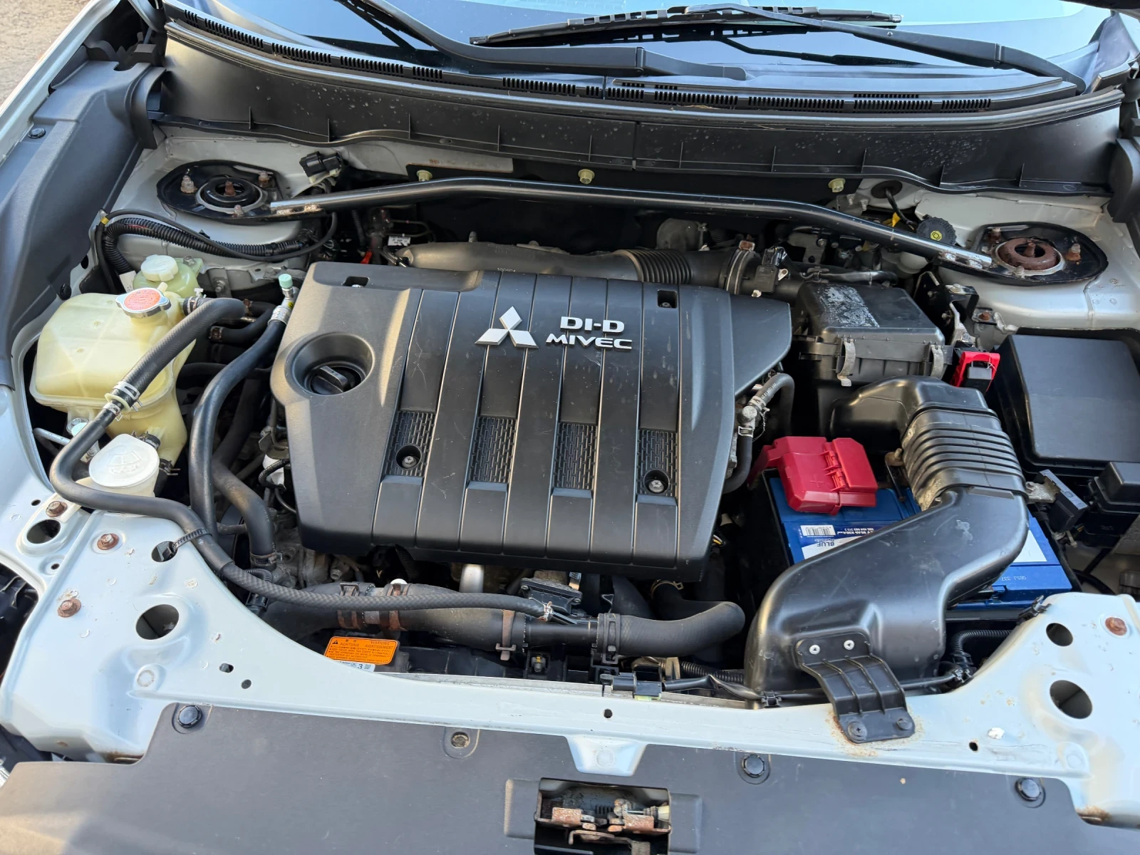 Mitsubishi Outlander 2.2D-ID / 4X4, снимка 9 - Автомобили и джипове - 56632728