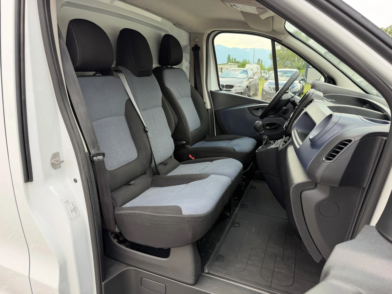 Opel Vivaro 1.6CDTi 116к.с * Климатик* * Евро-6* * Италия* , снимка 14 - Бусове и автобуси - 55011915