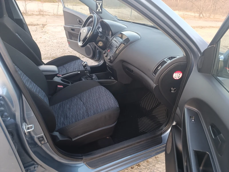 Kia Ceed 1.6i, снимка 11 - Автомобили и джипове - 53064574