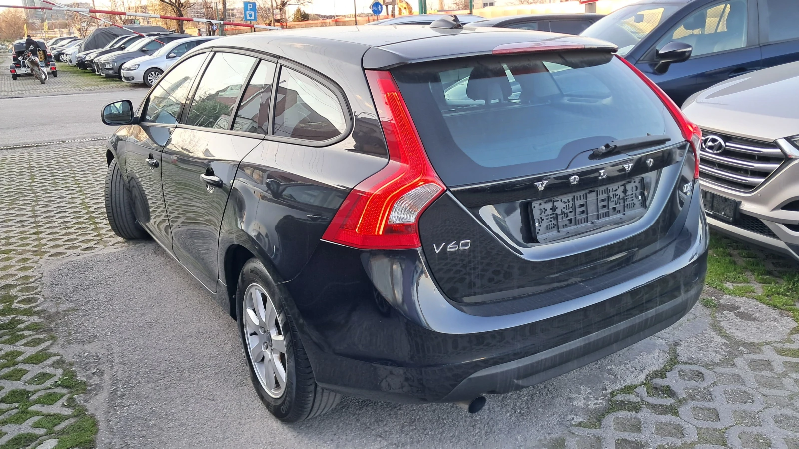 Volvo V60 РЕАЛНИ КМ ИЗКЛЮЧИТЕЛНО СЕРВИЗ КНИЖК ОБСЛУЖН УНИКАТ, снимка 4 - Автомобили и джипове - 11715522