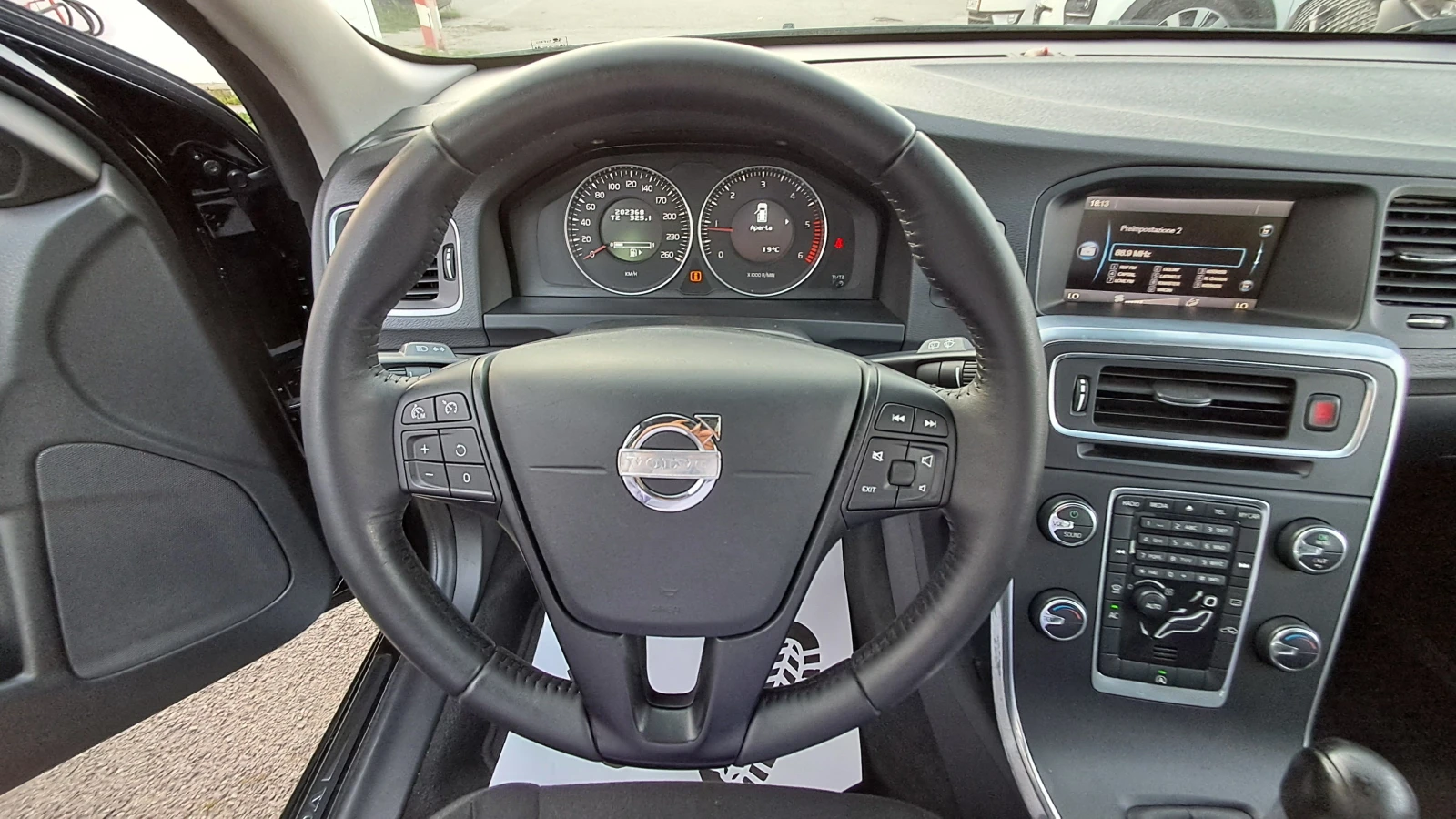 Volvo V60 РЕАЛНИ КМ ИЗКЛЮЧИТЕЛНО СЕРВИЗ КНИЖК ОБСЛУЖН УНИКАТ, снимка 10 - Автомобили и джипове - 11715522