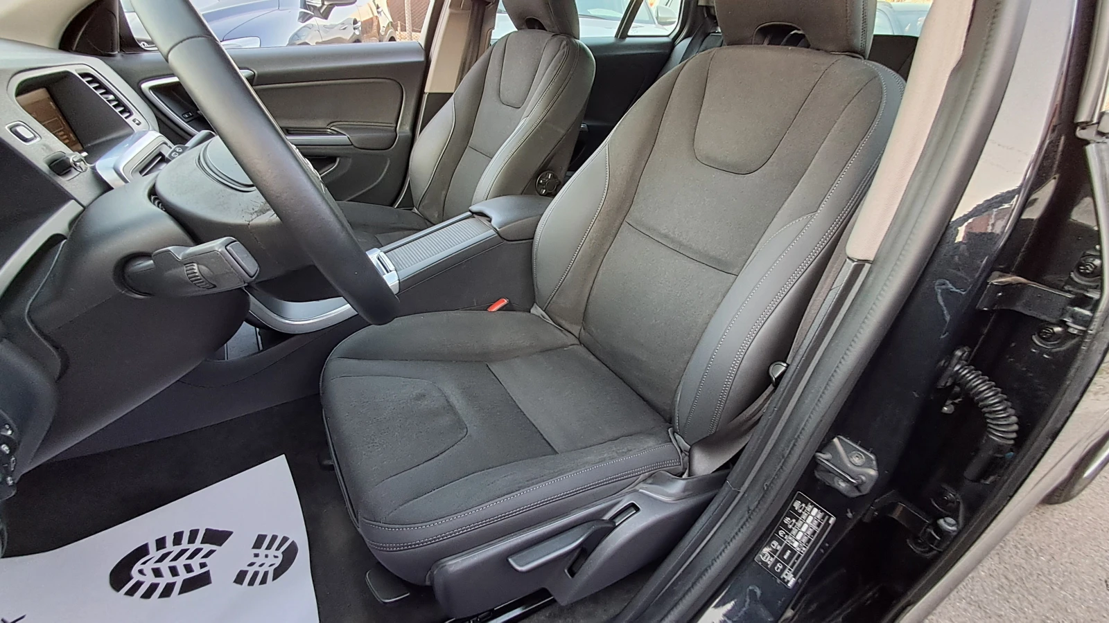 Volvo V60 РЕАЛНИ КМ ИЗКЛЮЧИТЕЛНО СЕРВИЗ КНИЖК ОБСЛУЖН УНИКАТ, снимка 8 - Автомобили и джипове - 11715522