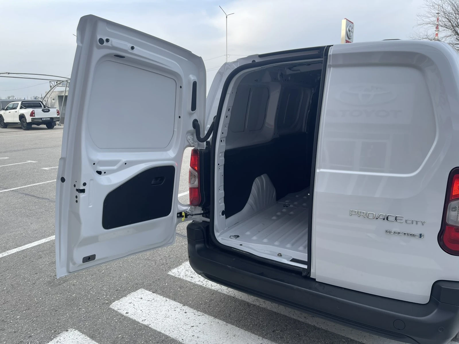 Toyota Proace City FULL ELECTRIC, снимка 6 - Автомобили и джипове - 53720145