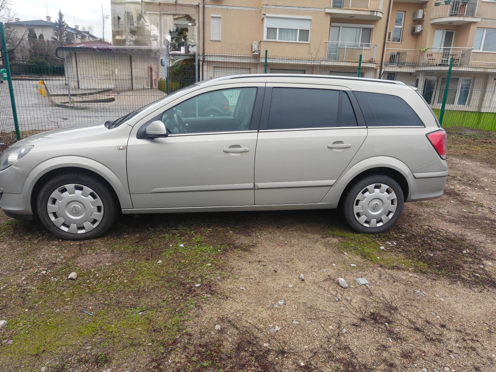 Opel Astra H Caravan , снимка 4 - Автомобили и джипове - 54566279