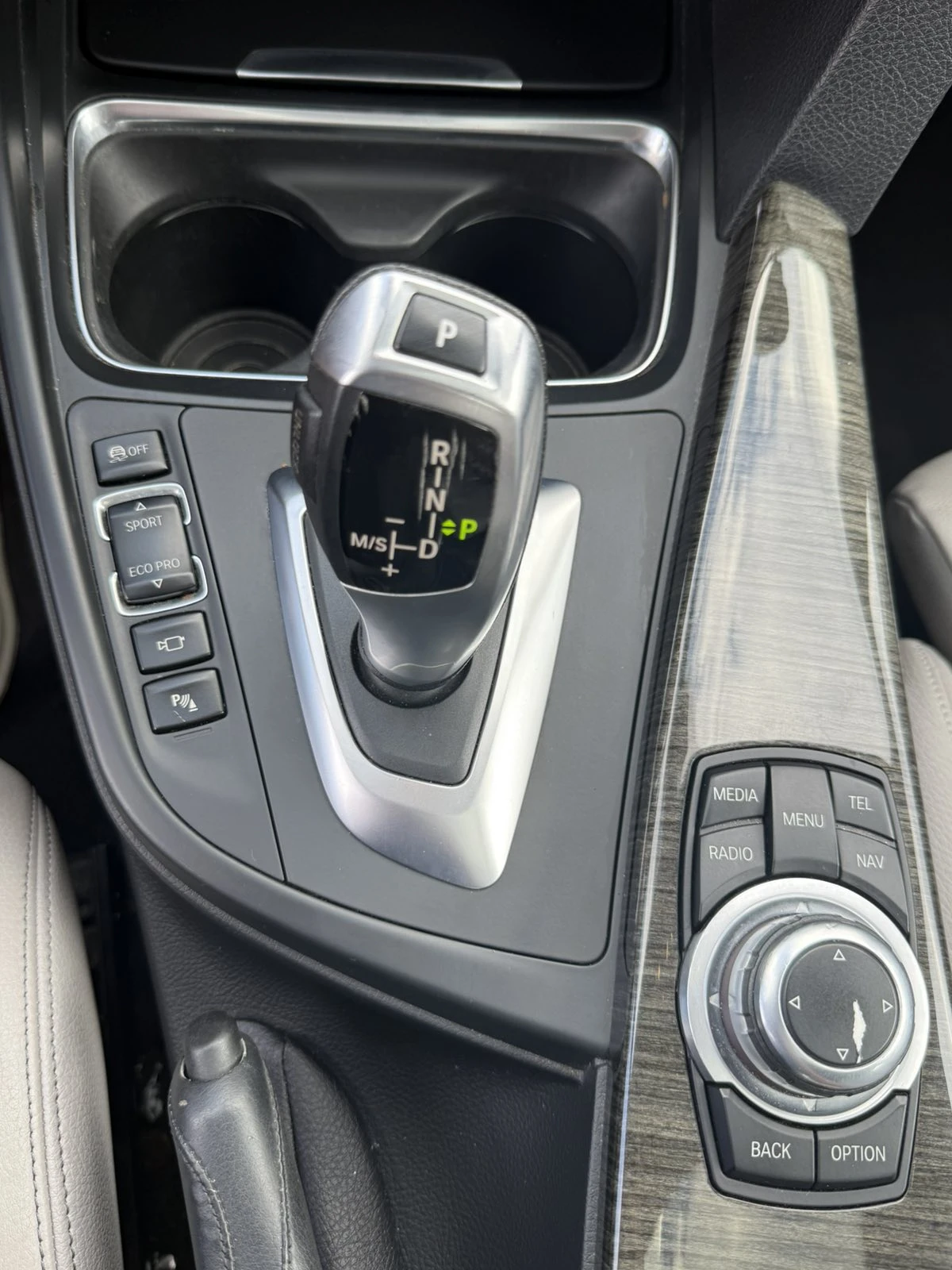 BMW 335 3.0* XDRIVE* HEAD-UP* LINE-ASSIST* FULL, снимка 12 - Автомобили и джипове - 55972586