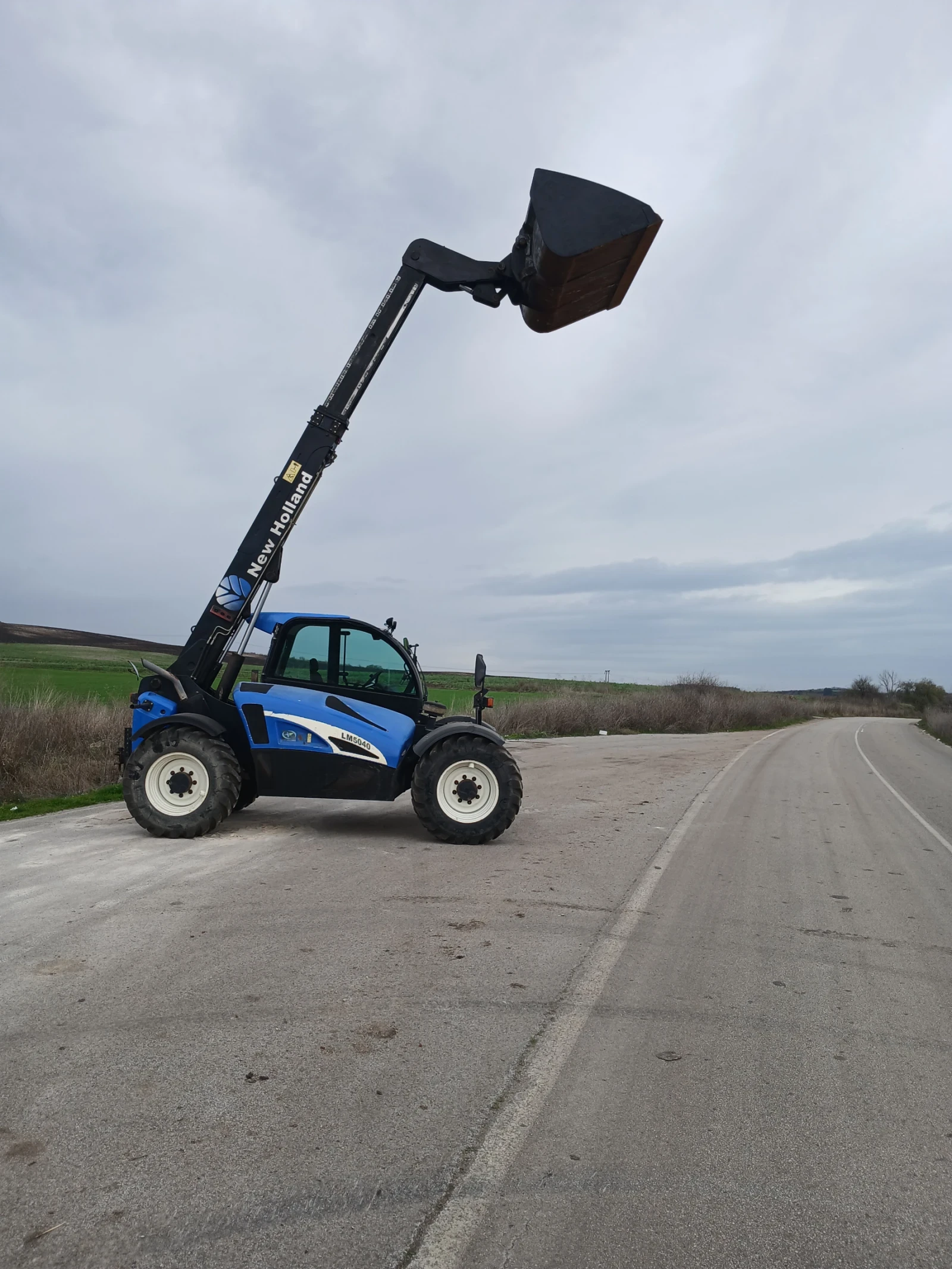 Телескопичен товарач New Holland LM5040 - изображение 2