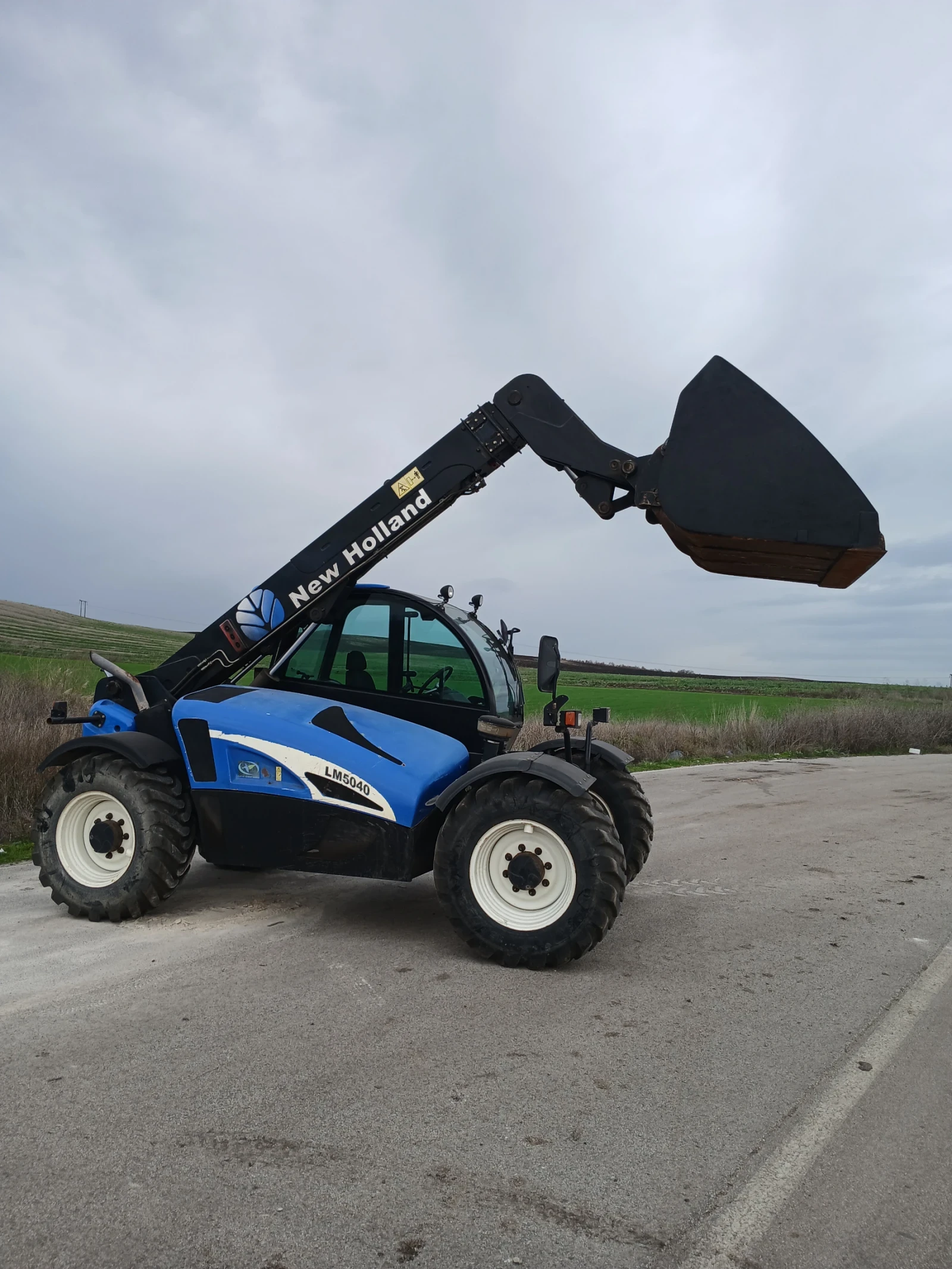 Телескопичен товарач New Holland LM5040 - изображение 5