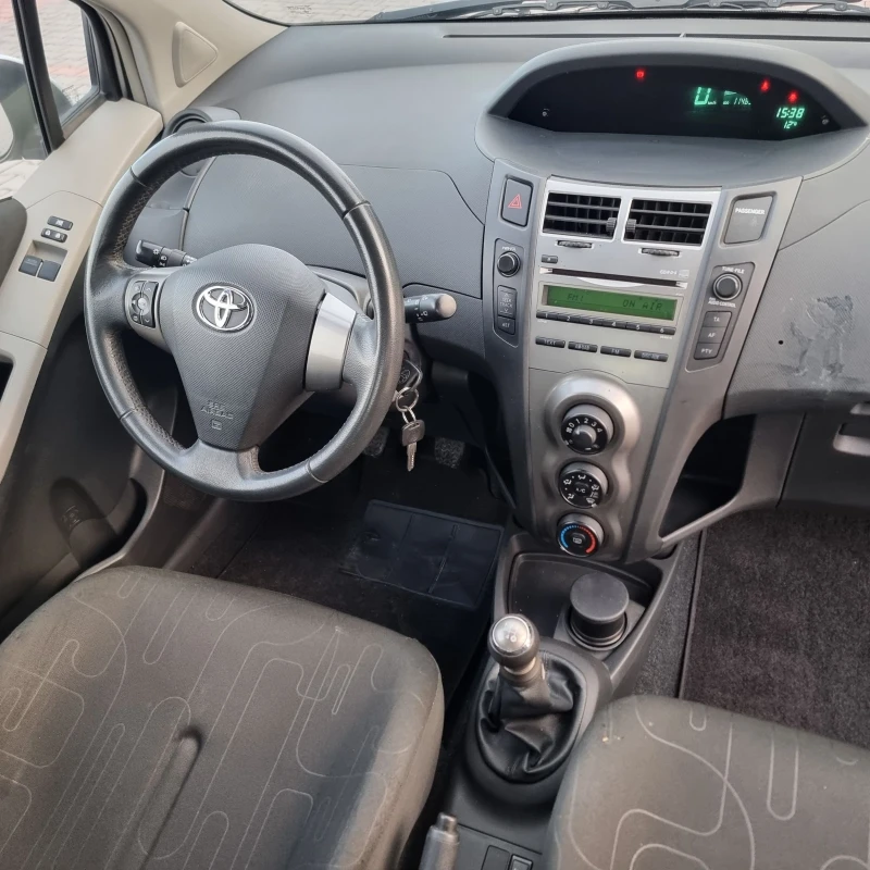 Toyota Yaris 1.0, снимка 9 - Автомобили и джипове - 48297072