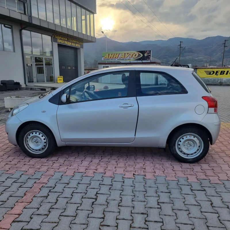 Toyota Yaris 1.0, снимка 2 - Автомобили и джипове - 48297072