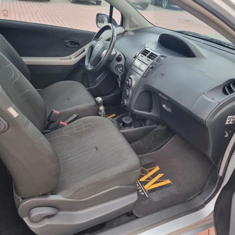 Toyota Yaris 1.0, снимка 10 - Автомобили и джипове - 48297072