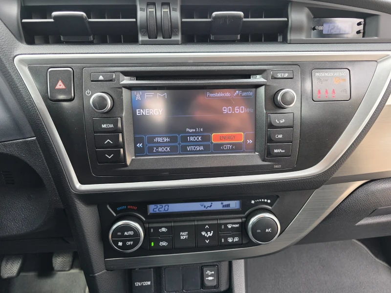 Toyota Auris 1.6 VVTI Камера Hands Free Климатроник Евро 5, снимка 12 - Автомобили и джипове - 52015600