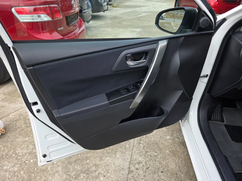 Toyota Auris 1.6 VVTI Камера Hands Free Климатроник Евро 5, снимка 5 - Автомобили и джипове - 52015600