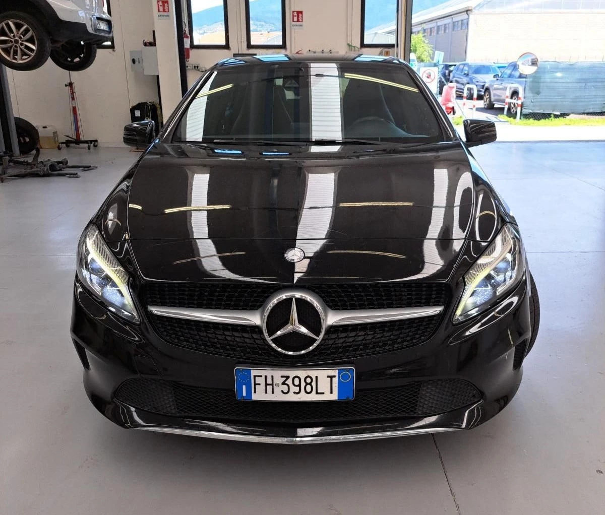 Mercedes-Benz A 180 АВТОМАТ+ LED+ Камера+ ПОЛУКОЖЕНО РЕКАРО - изображение 2