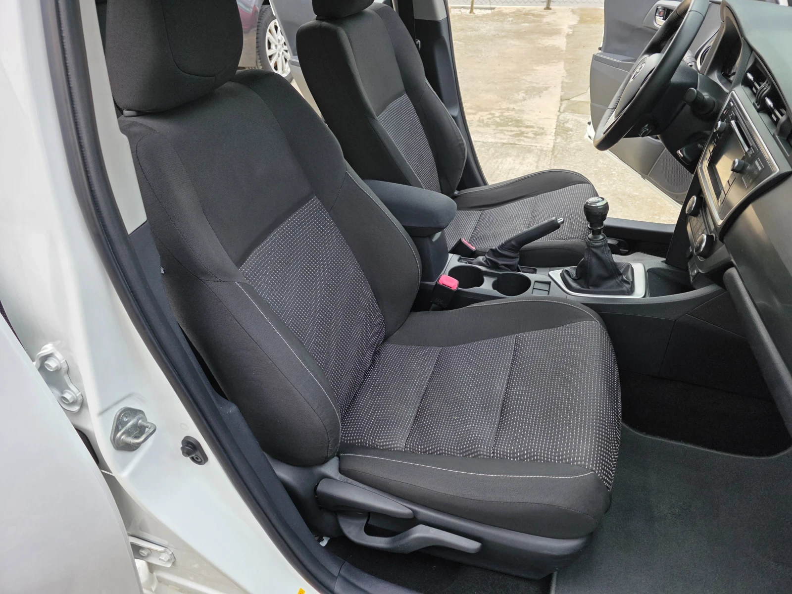 Toyota Auris 1.6 VVTI Камера Hands Free Климатроник Евро 5 - изображение 7