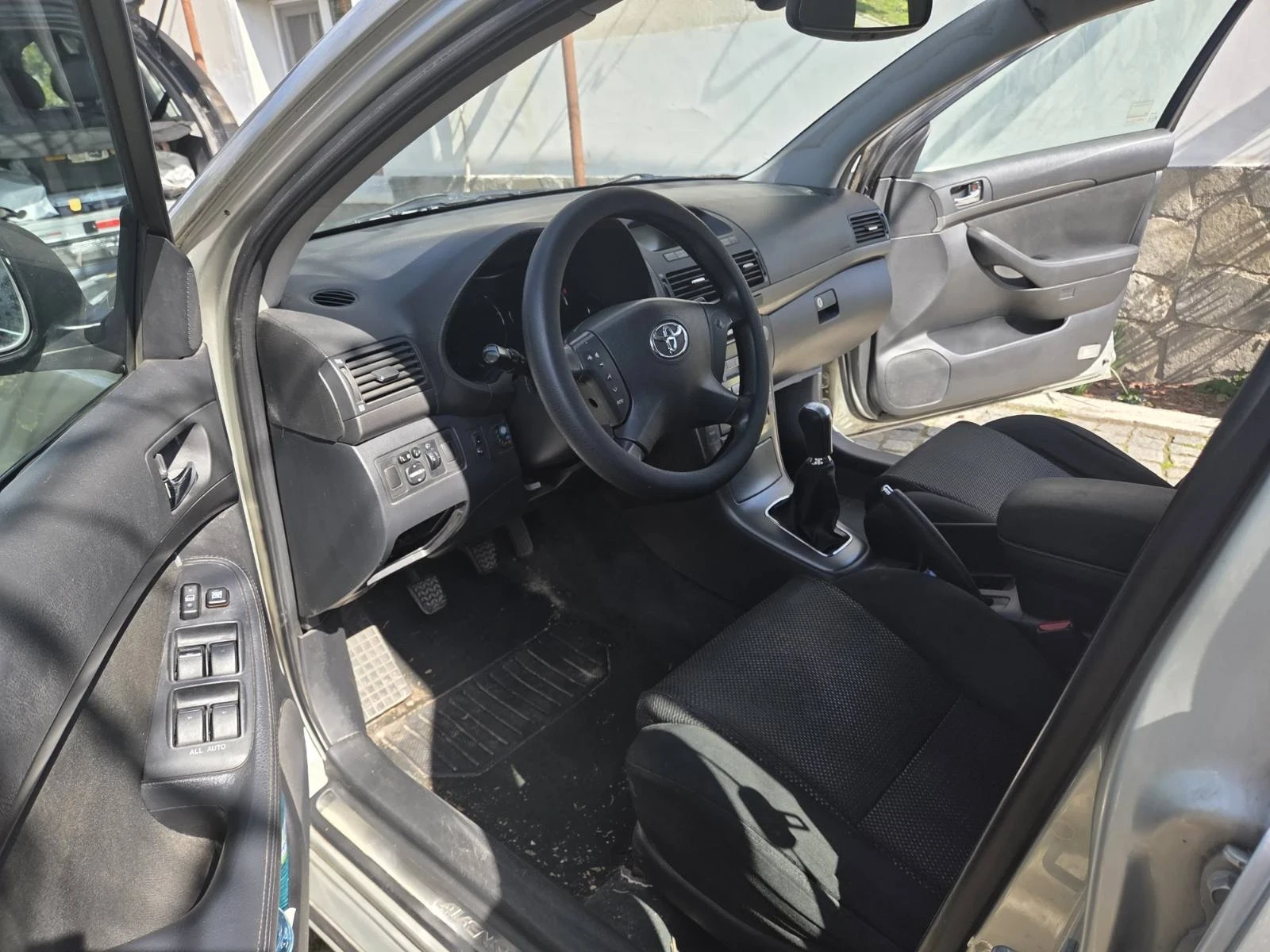 Toyota Avensis 1.8i, снимка 5 - Автомобили и джипове - 54271271