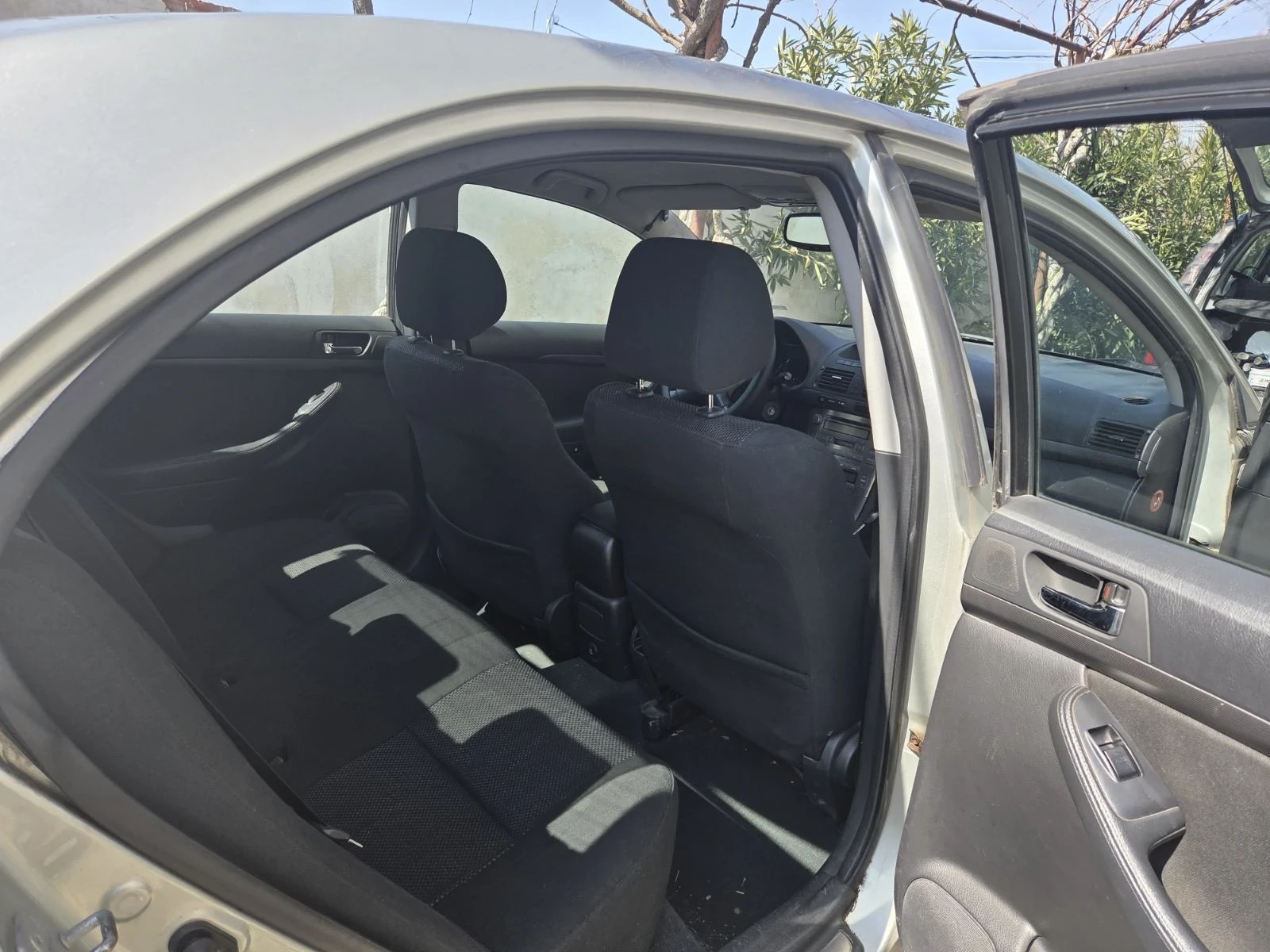 Toyota Avensis 1.8i, снимка 7 - Автомобили и джипове - 54271271