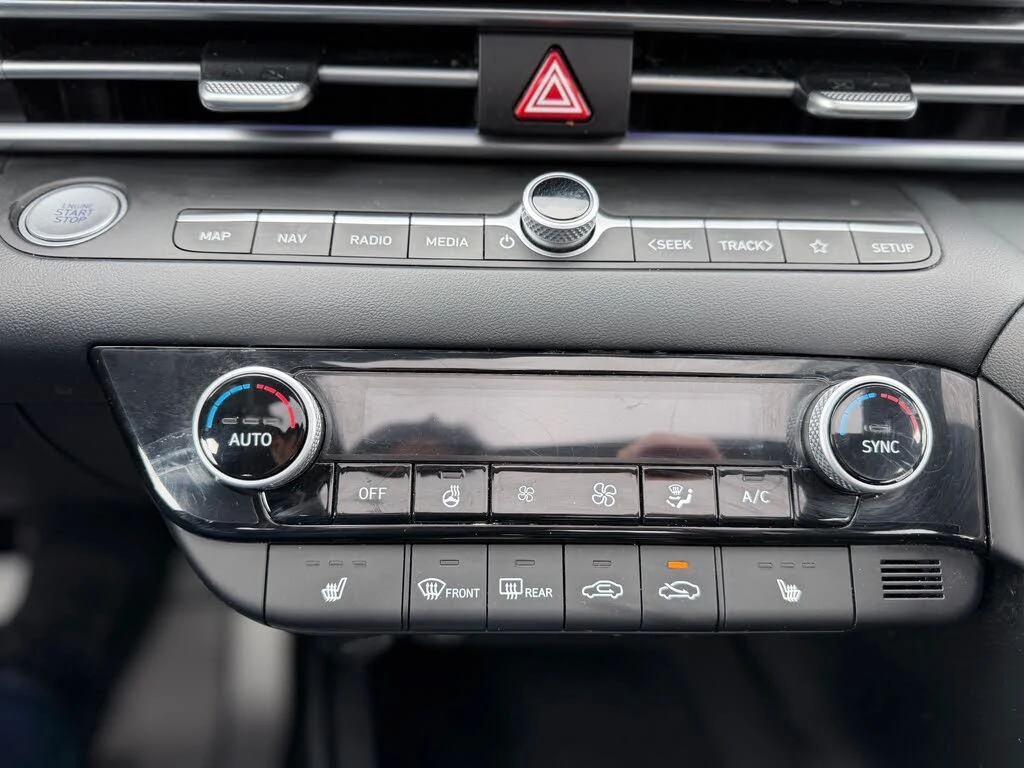 Hyundai Elantra Distronic* Мъртви точки* Carplay, снимка 14 - Автомобили и джипове - 54683407