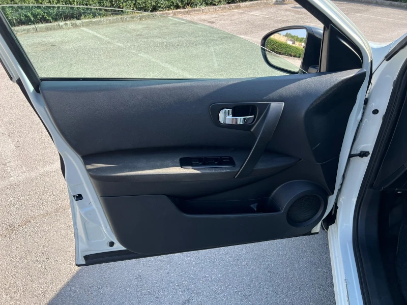 Nissan Qashqai 1.6I, снимка 10 - Автомобили и джипове - 51275800