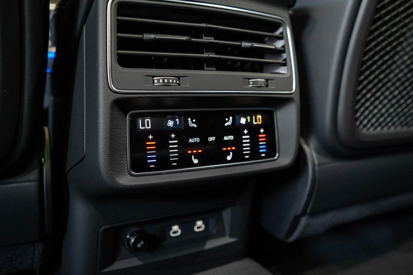 Audi SQ7 FACELIFT/ABT 650HP/CARBON/B&O/PANO/MATRIX/HEAD UP/ | Mobile.bg   16