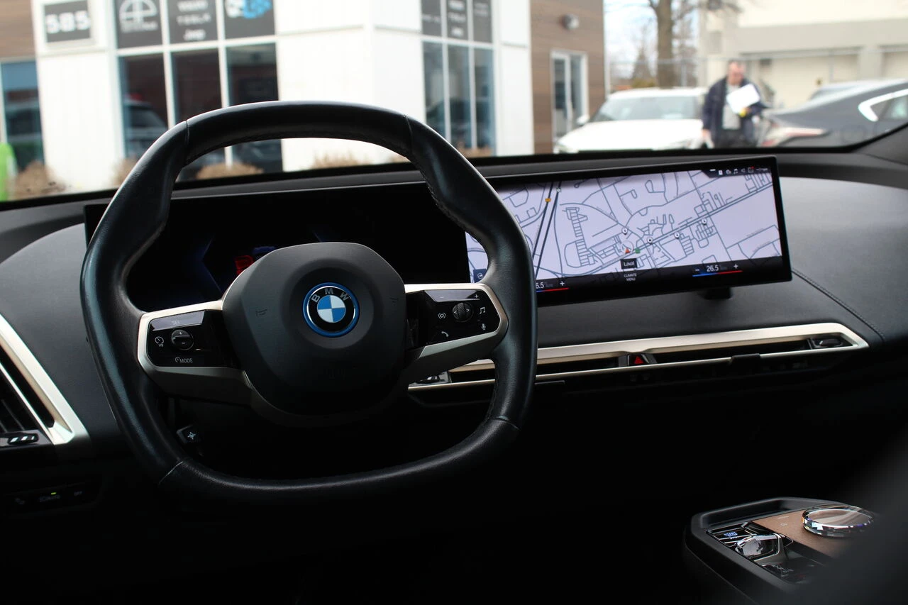 BMW iX ДИСТРОНИК* МАСАЖ* МЪРТВА ТОЧКА* 360 КАМЕРА* ПАНО, снимка 6 - Автомобили и джипове - 54063661