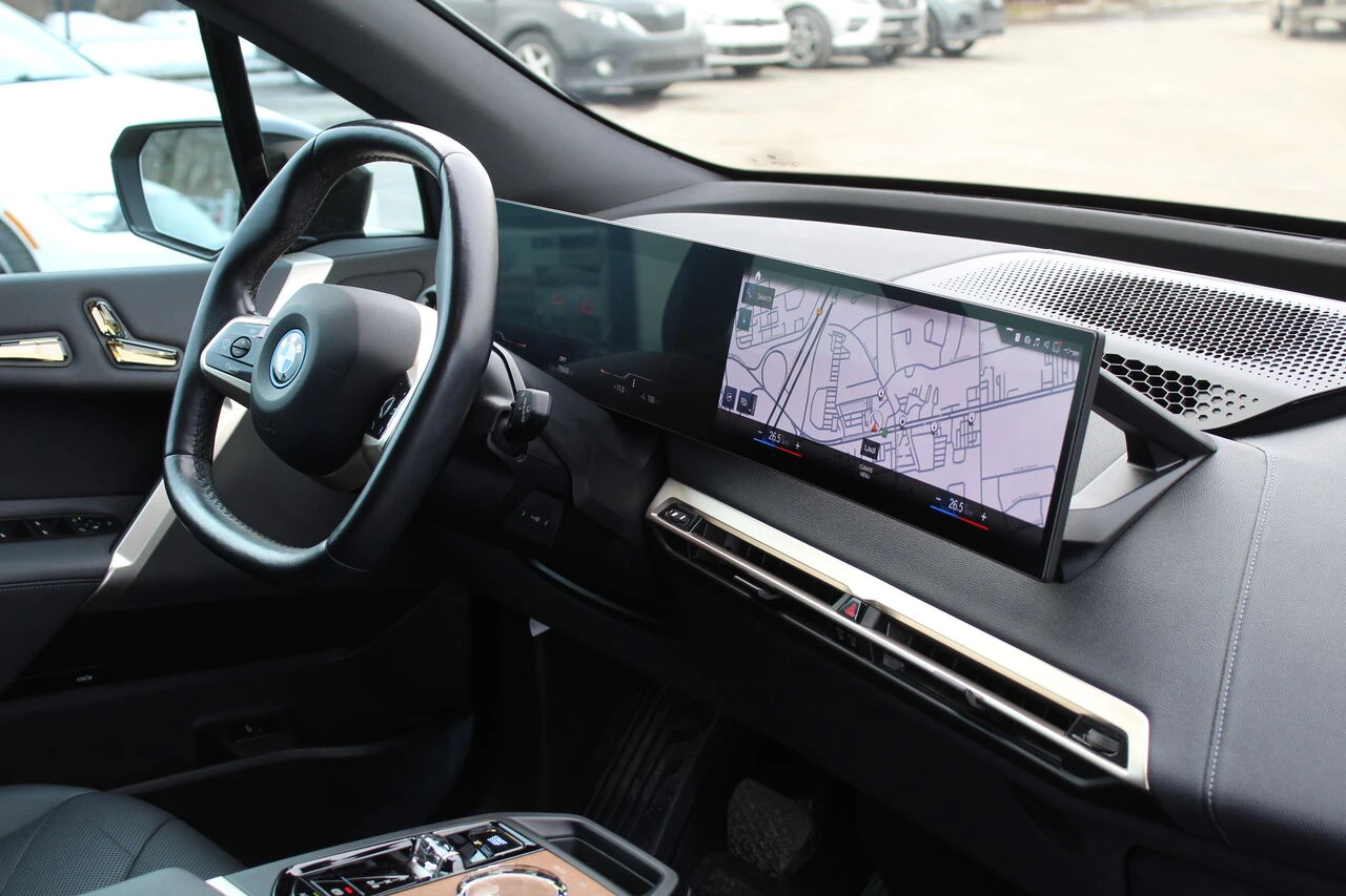 BMW iX ДИСТРОНИК* МАСАЖ* МЪРТВА ТОЧКА* 360 КАМЕРА* ПАНО, снимка 15 - Автомобили и джипове - 54063661