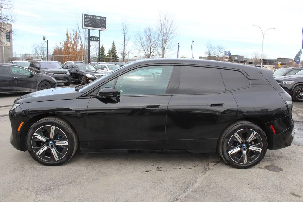 BMW iX ДИСТРОНИК* МАСАЖ* МЪРТВА ТОЧКА* 360 КАМЕРА* ПАНО, снимка 5 - Автомобили и джипове - 54063661