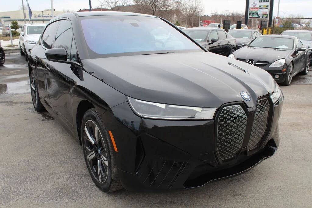 BMW iX ДИСТРОНИК* МАСАЖ* МЪРТВА ТОЧКА* 360 КАМЕРА* ПАНО, снимка 2 - Автомобили и джипове - 54063661