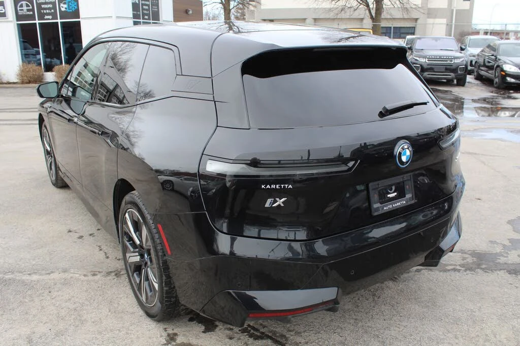 BMW iX ДИСТРОНИК* МАСАЖ* МЪРТВА ТОЧКА* 360 КАМЕРА* ПАНО, снимка 4 - Автомобили и джипове - 54063661