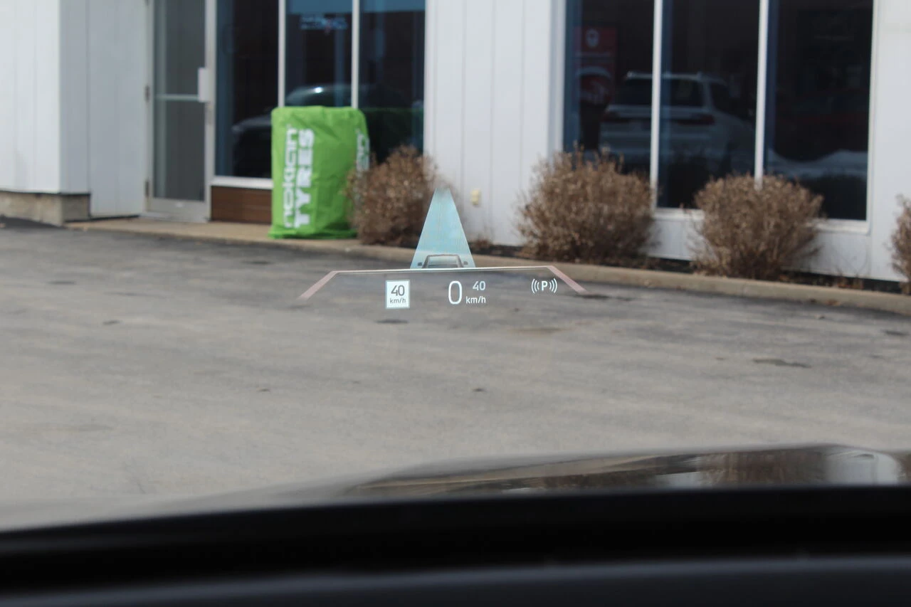 BMW iX ДИСТРОНИК* МАСАЖ* МЪРТВА ТОЧКА* 360 КАМЕРА* ПАНО, снимка 11 - Автомобили и джипове - 54063661