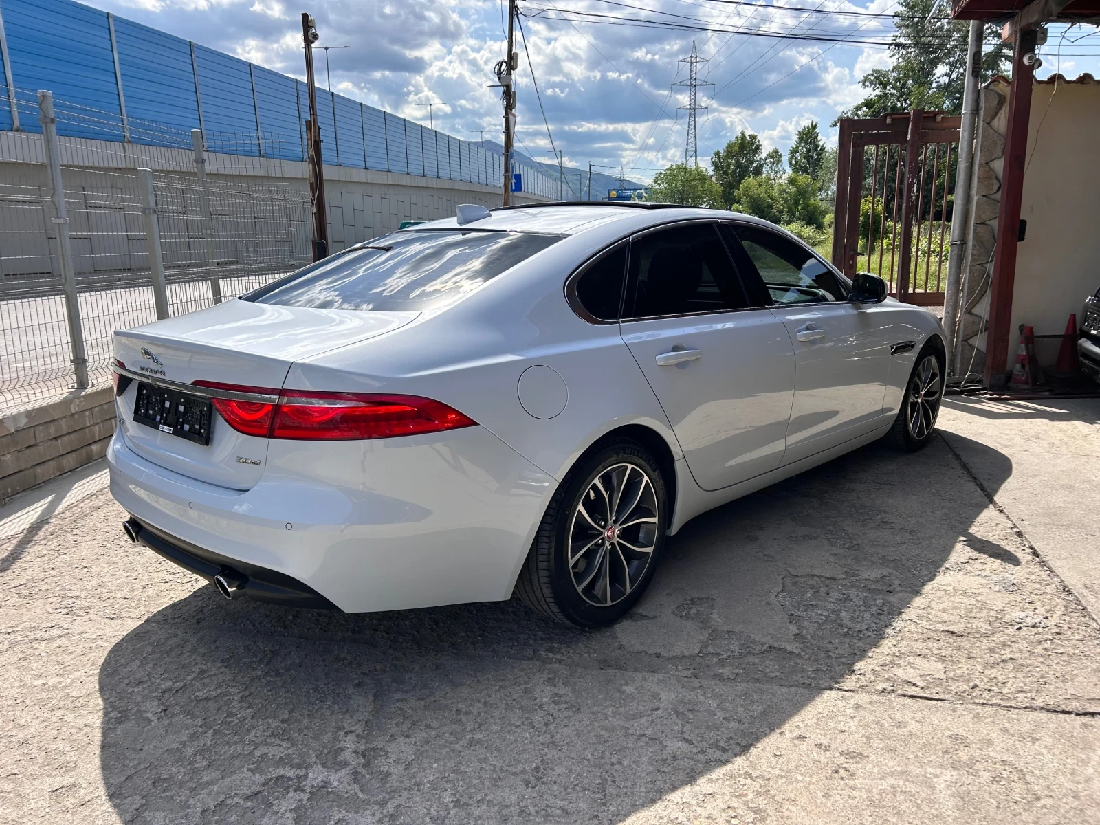 Jaguar XE 3.0d V6 Prestige 300к.с, снимка 4 - Автомобили и джипове - 54671809