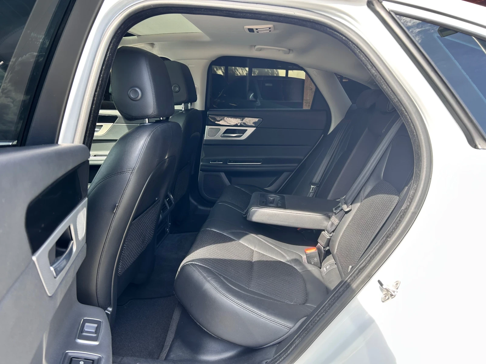 Jaguar XE 3.0d V6 Prestige 300к.с, снимка 16 - Автомобили и джипове - 54671809