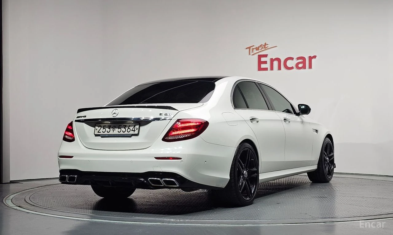 Mercedes-Benz E 63 AMG 4MATIC* 3D* BURMESTER* ОБДУХВАНЕ* ХЕДЪП* ДИСТРОНИК, снимка 2 - Автомобили и джипове - 55311623