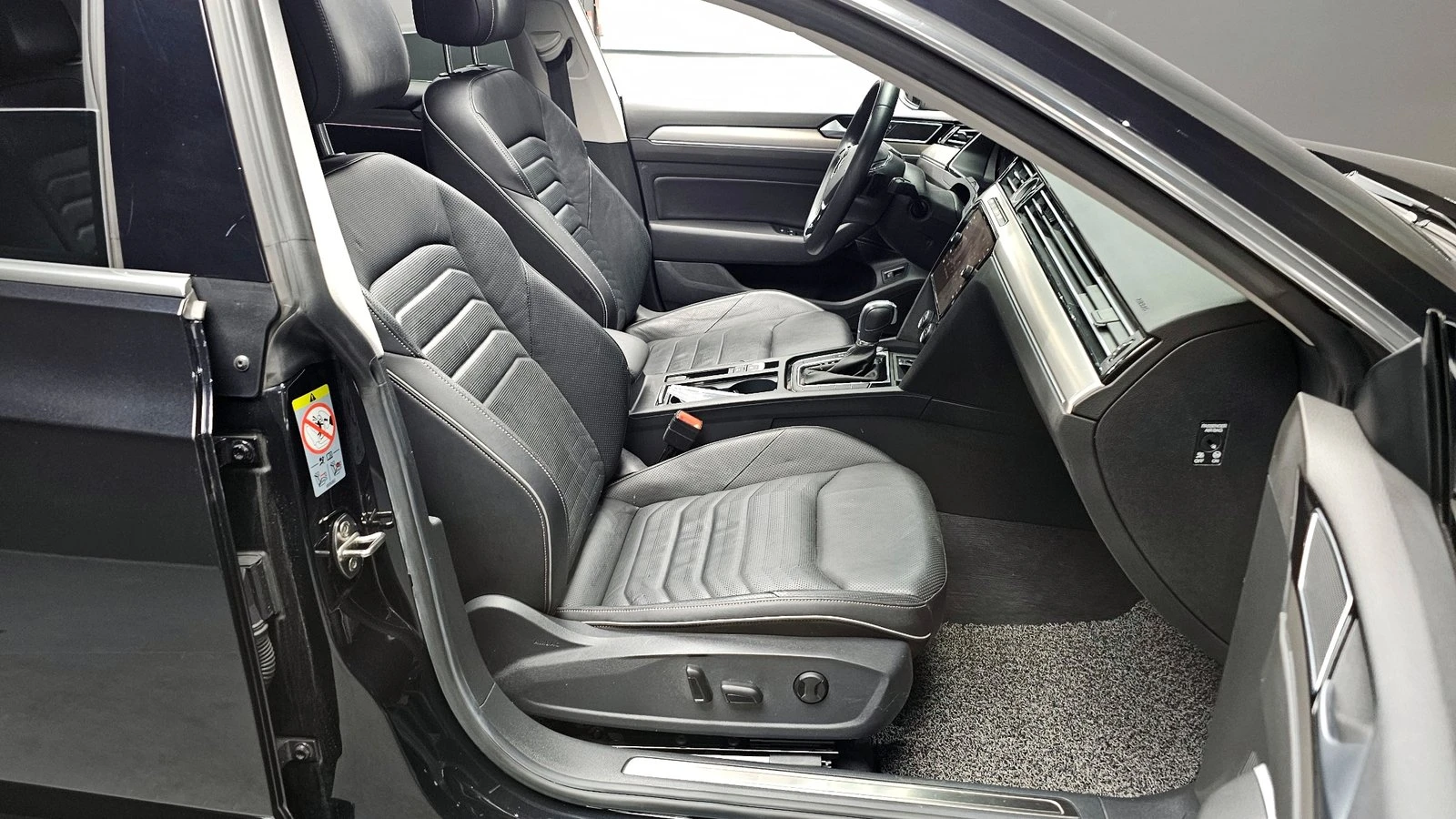 VW Arteon 2.0 TDI* ЛЮК* МАСАЖ* KEYLESS* ЕЛ. БАГАЖНИК* КРАЙНА, снимка 10 - Автомобили и джипове - 55318886