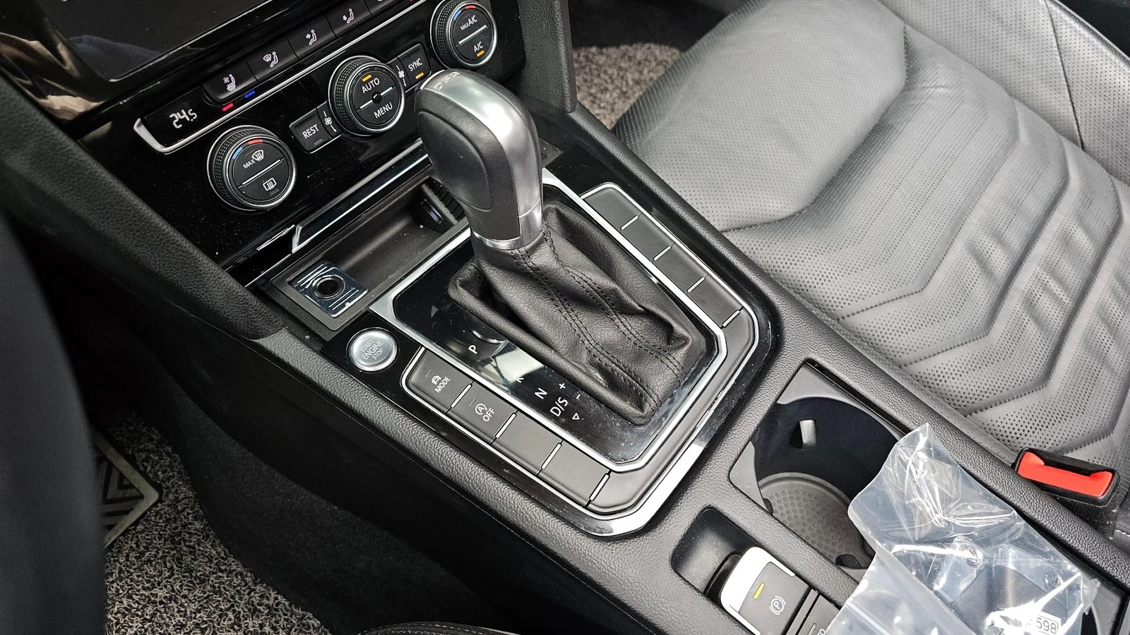 VW Arteon 2.0 TDI* ЛЮК* МАСАЖ* KEYLESS* ЕЛ. БАГАЖНИК* КРАЙНА, снимка 9 - Автомобили и джипове - 55318886