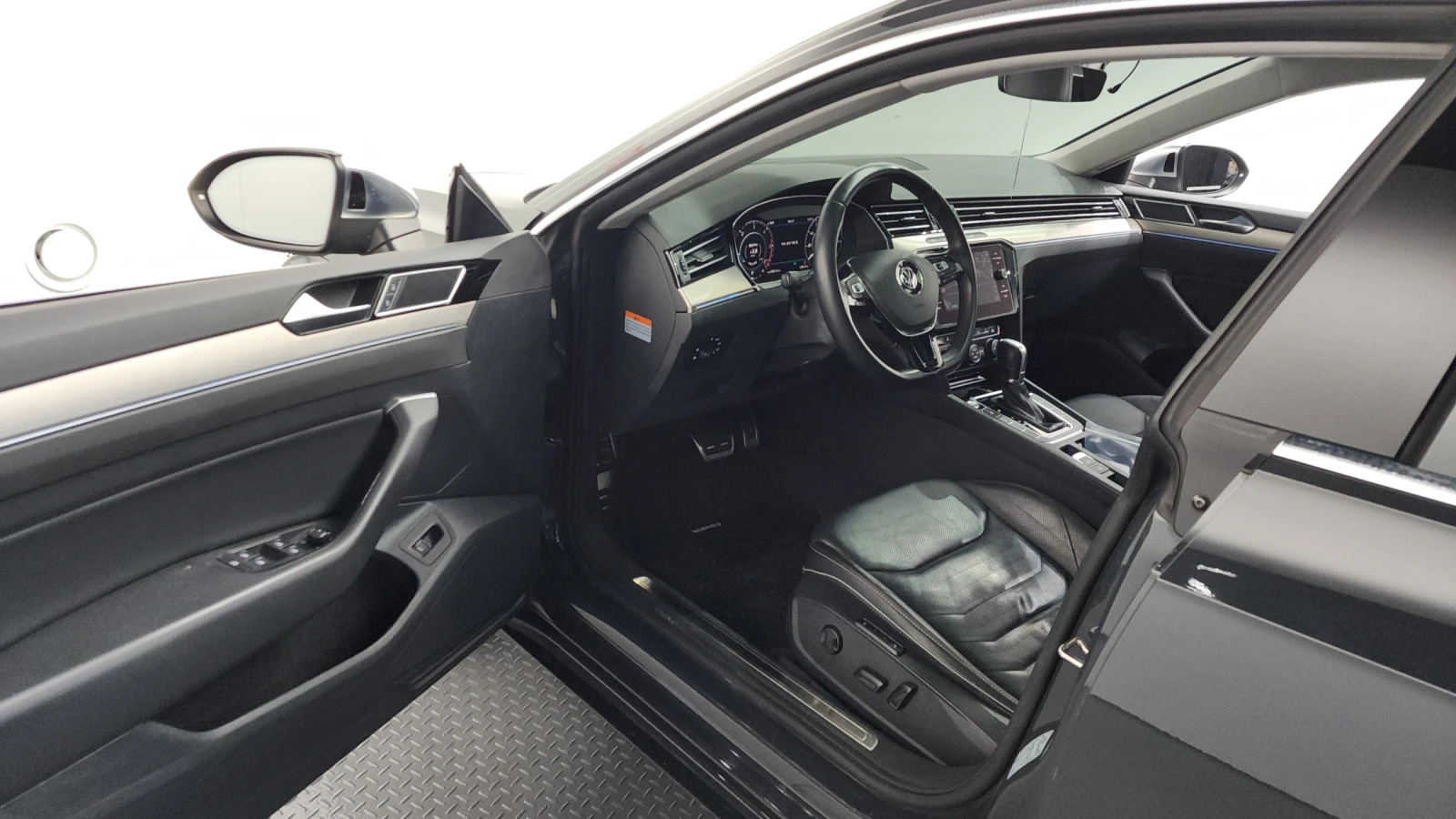 VW Arteon 2.0 TDI* BLIND SPOT* МАСАЖ* ЕЛ. БАГАЖНИК* ЛЮК* КРА, снимка 10 - Автомобили и джипове - 55318886