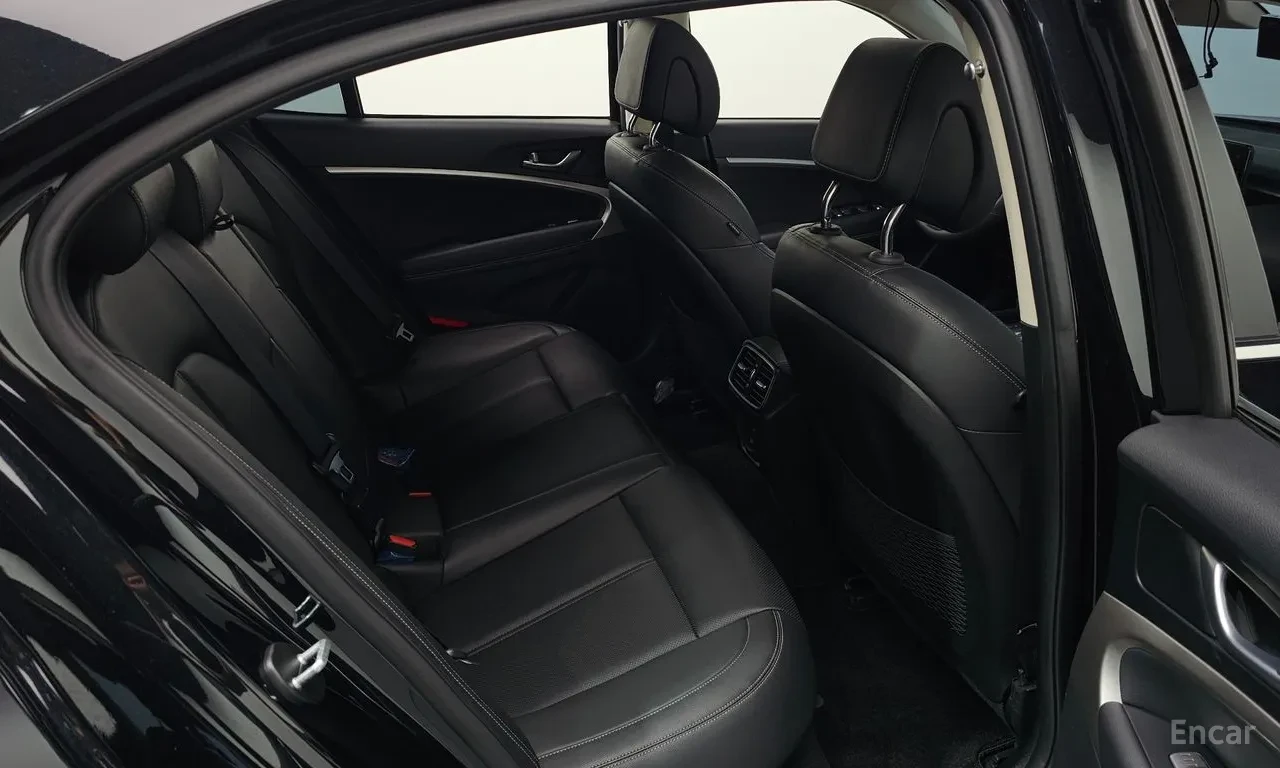 Genesis G70 2.0T 4WD SHOOTING BRAKE / ОБДУХ / DISTRONIC / HUD, снимка 16 - Автомобили и джипове - 56152848