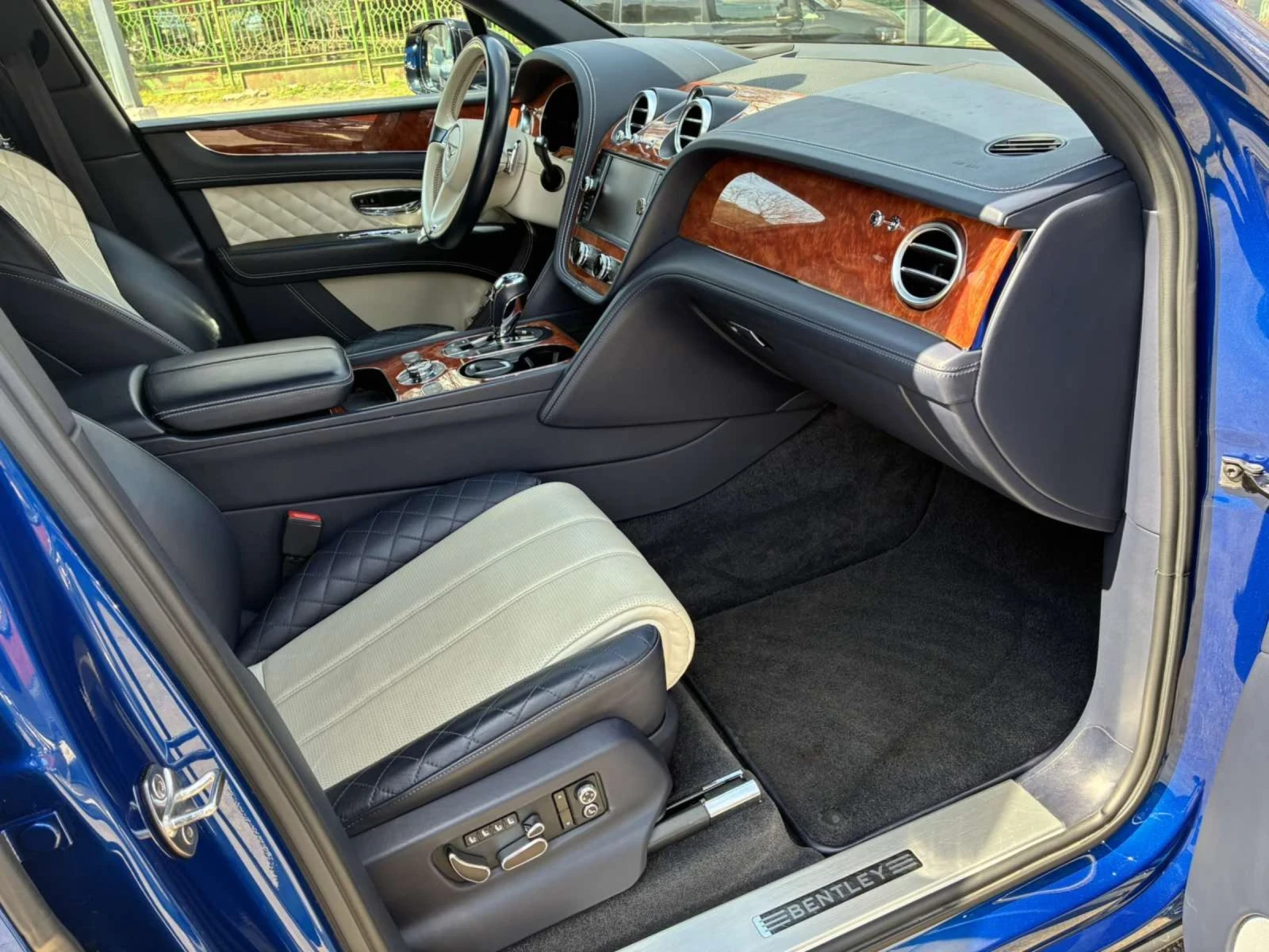 Bentley Bentayga MULLINER/Night Vision/Pano/Hud, снимка 16 - Автомобили и джипове - 54037386