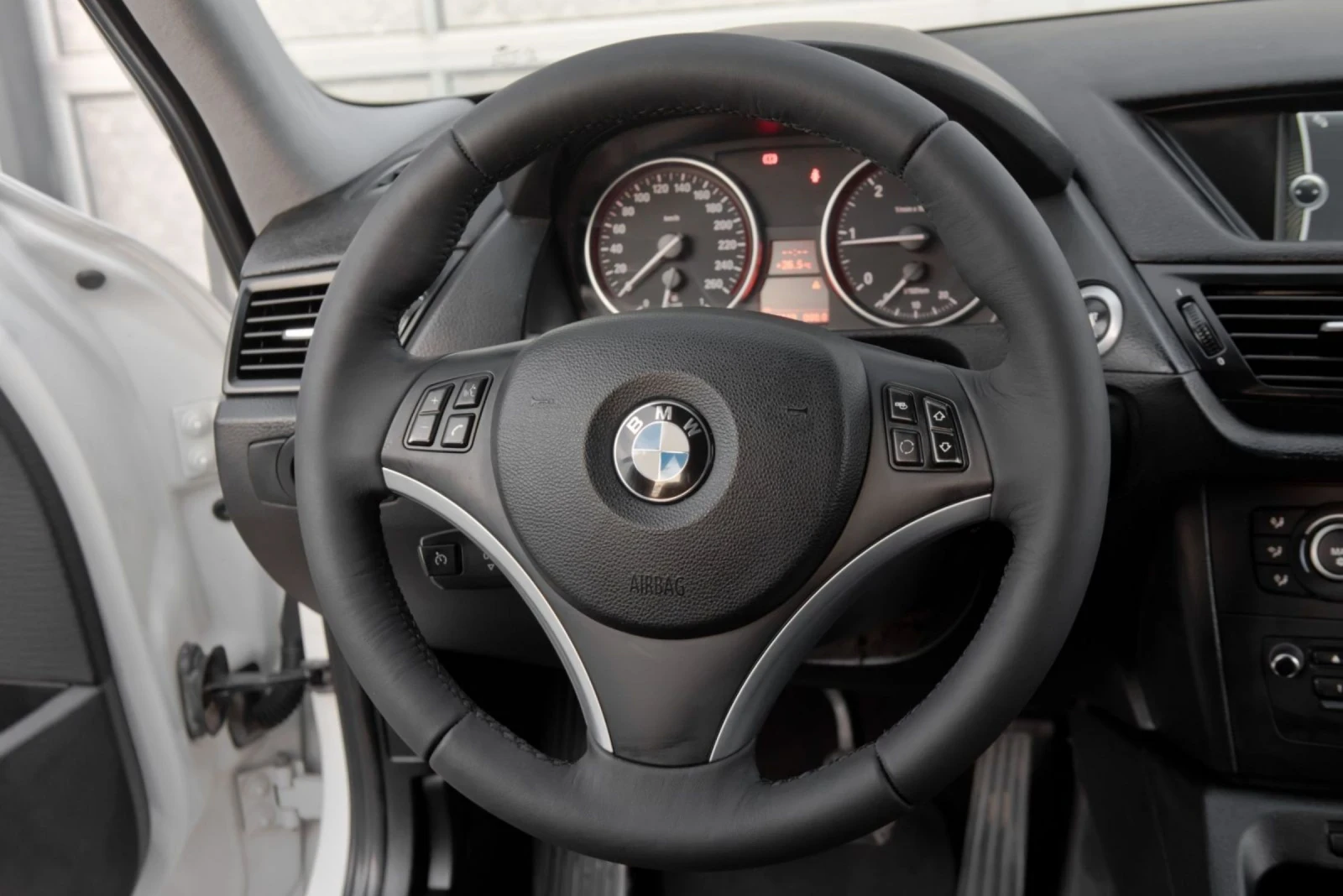 BMW X1 2.0 Diesel Обслужена, снимка 9 - Автомобили и джипове - 54899865