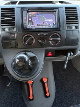 VW Transporter T5 2.5TDI 131кс. Климатик Нов внос, снимка 11