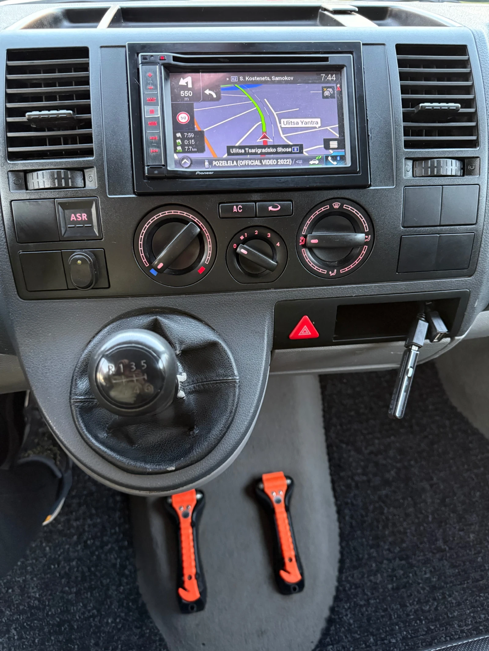 VW Transporter T5 2.5TDI 131кс. Климатик Нов внос, снимка 11 - Бусове и автобуси - 54235967