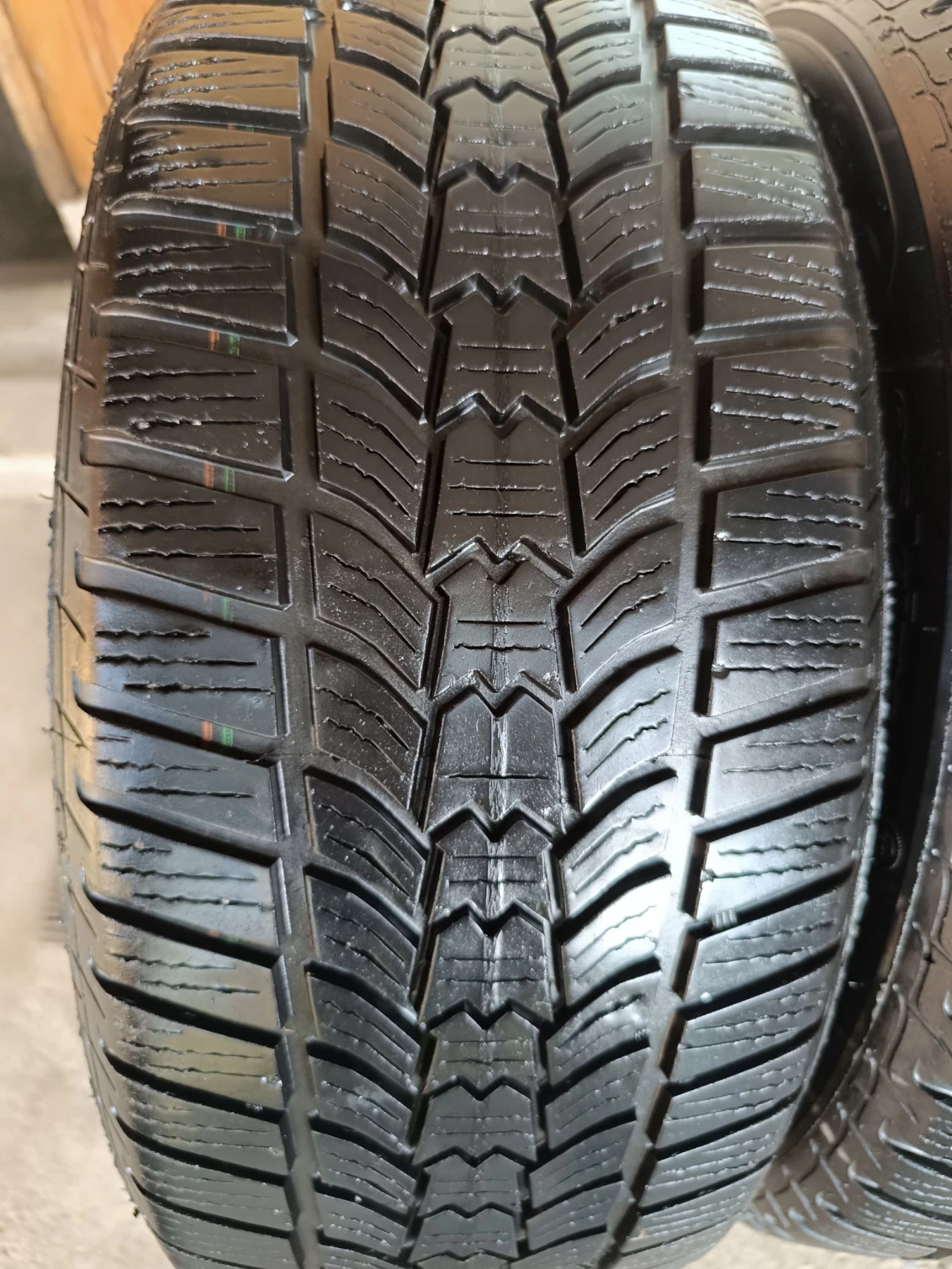 Гуми Зимни 215/55R17, снимка 2 - Гуми и джанти - 56247158