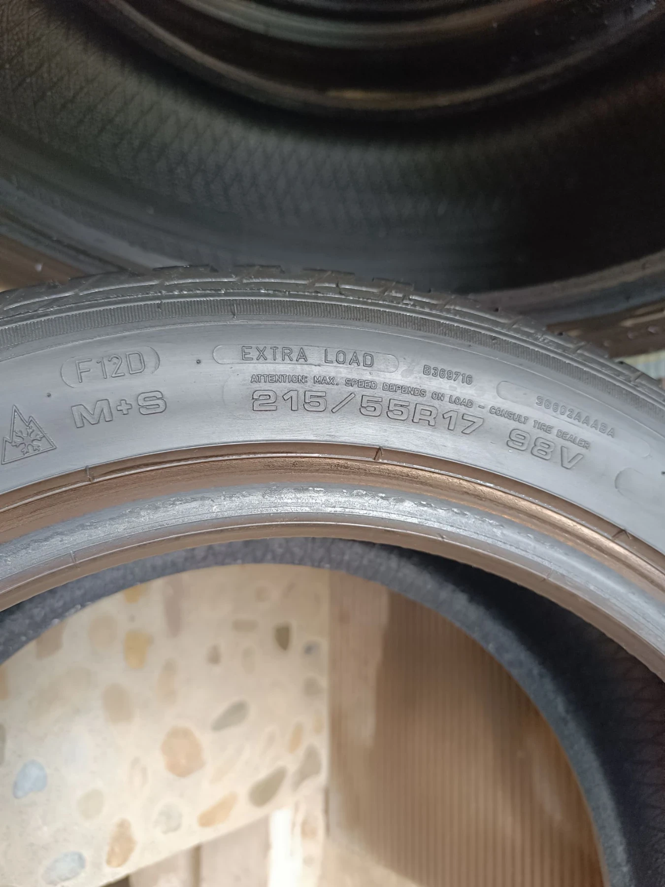 Гуми Зимни 215/55R17, снимка 4 - Гуми и джанти - 56247158