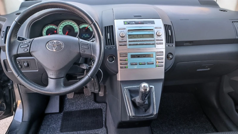 Toyota Corolla verso 1.8vvt-i 7места TUV, снимка 8 - Автомобили и джипове - 48105820